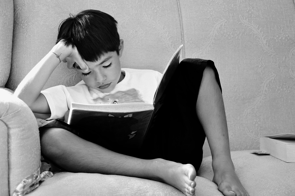 bambino che studia, difficoltà nello studio e dsa